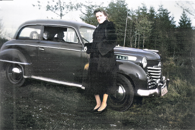 Blaue Familienkutsche mit Oma Paula