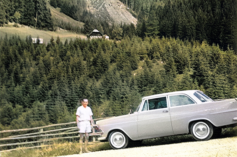 Vater Paul sammelt Pässe